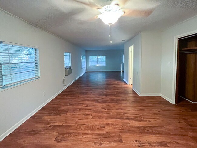 Building Photo - Pet Friendly 4BR/2BA Home Near UF Available for Fall 2026!