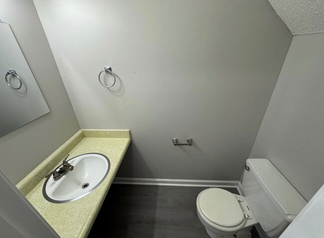 Building Photo - 802 British Wood Dr SW