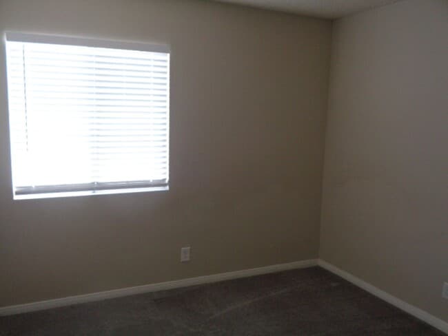 Building Photo - Beautiful One Story Home in Rosamond in Excellent Condition