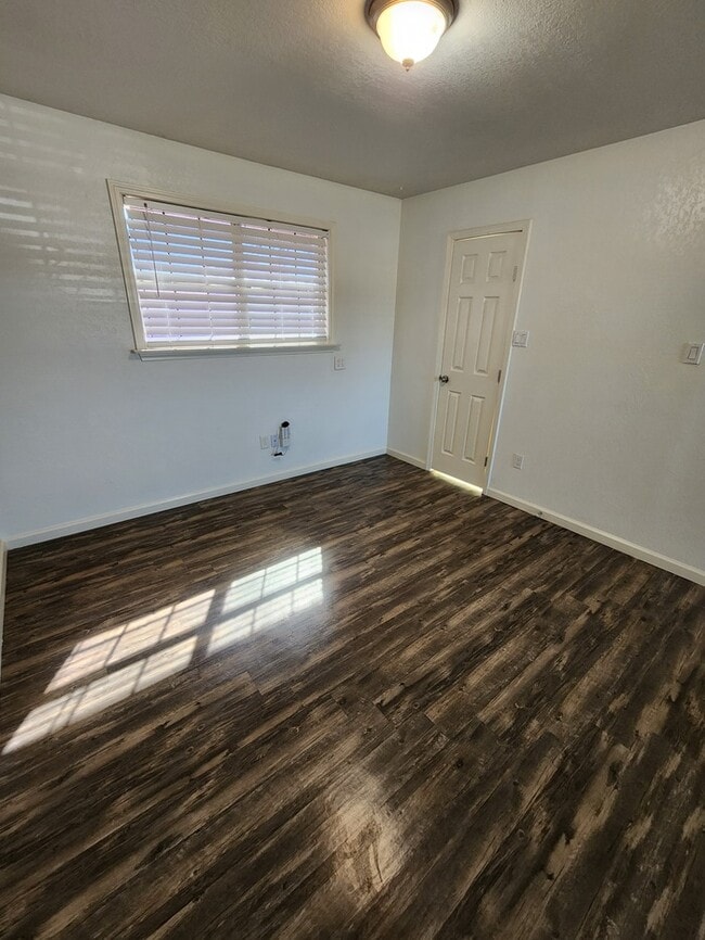 Building Photo - 3 bed 2 bath home, move in ready!