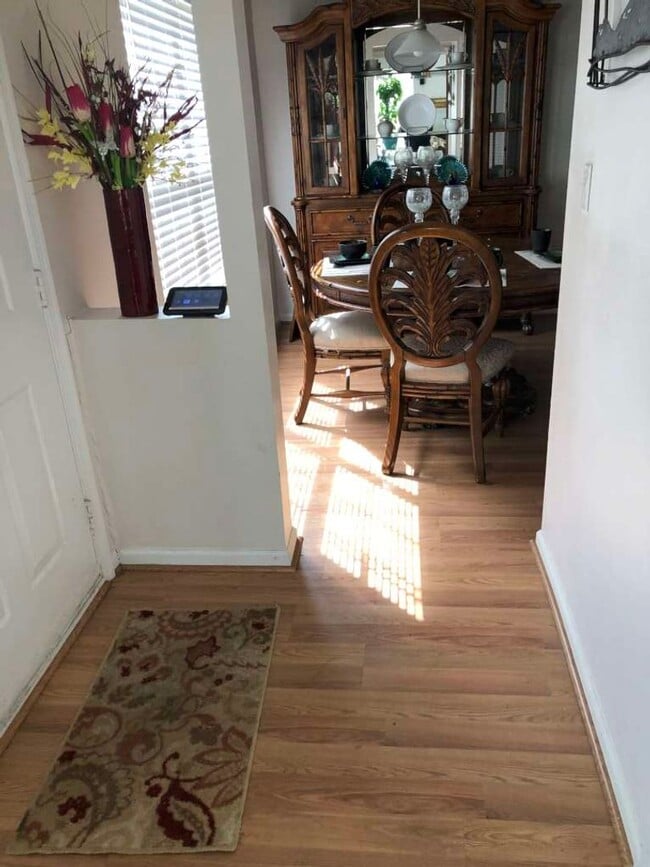 Building Photo - VERY NICE END UNIT TOWNHOME