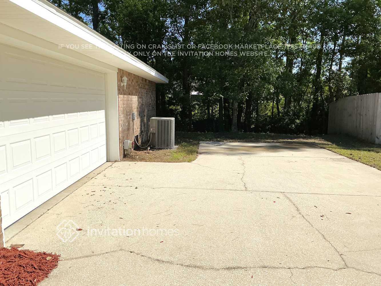 Building Photo - 15582 Moss Hollow Dr