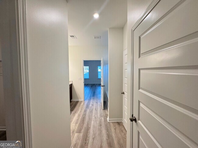 Building Photo - 214 N Dogwood St