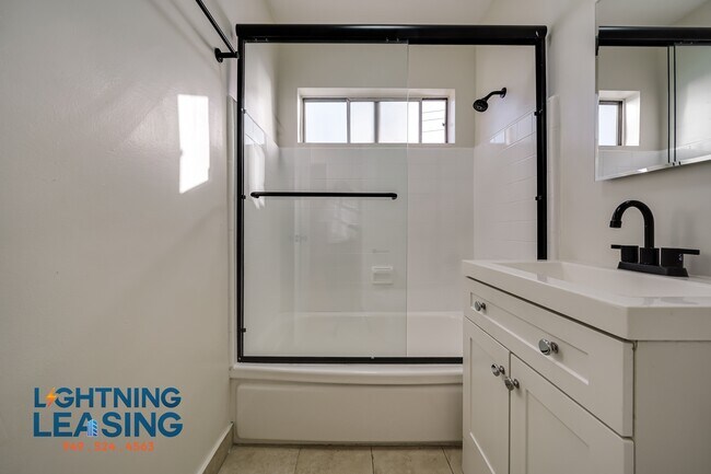Building Photo - 3737 Inglewood-11D