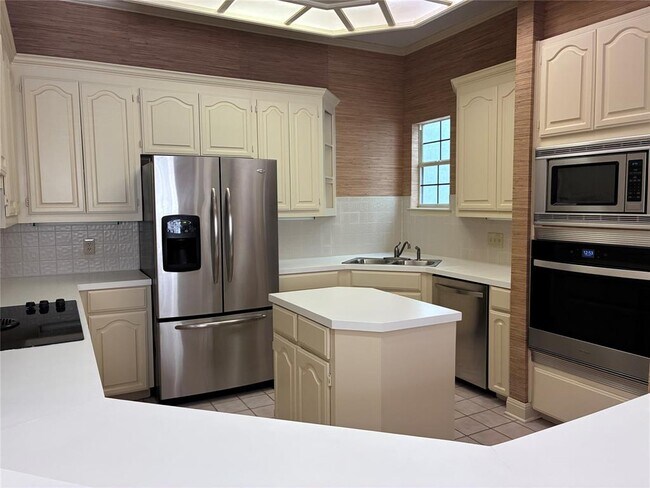 Building Photo - 10215 River Plantation Dr