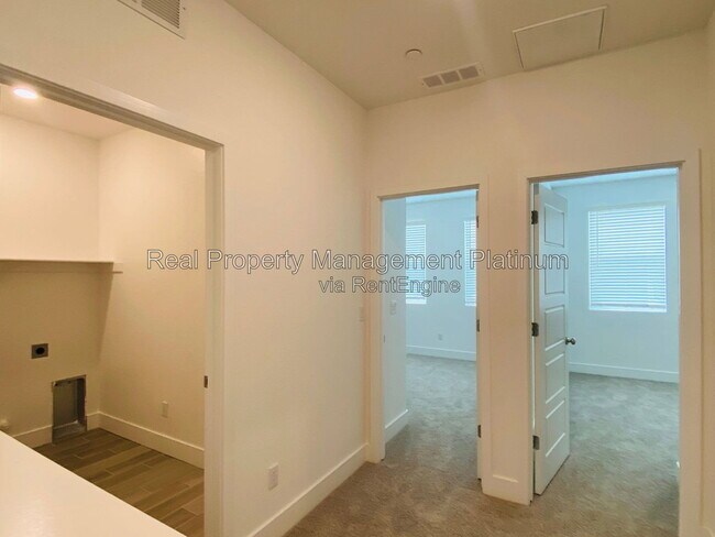 Building Photo - 2752 E Tamarind Dr