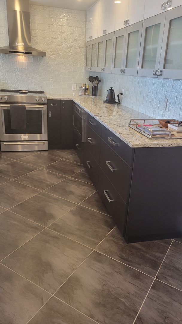 Building Photo - Beautifully renovated 2/2 condo downtown Sarasota with view of Bay!