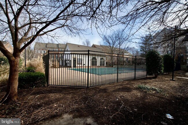Building Photo - 2324 Henshaw Pl