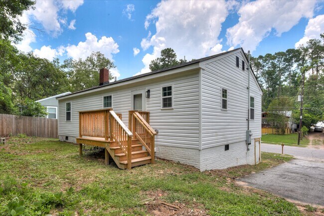 Building Photo - 655 Seymour Dr