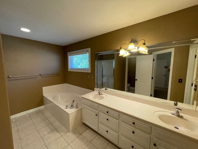 Building Photo - Very spacious 3 bed 2 bath 3 car garage!  ...