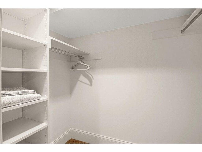 Building Photo - 3465 Deephaven Ave