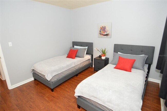 Building Photo - 3837 Pompano Dr SE