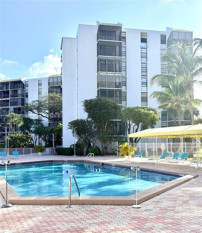 Building Photo - 20500 W Country Club Dr