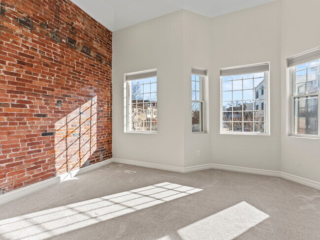 Building Photo - 1215 Otis Pl NW