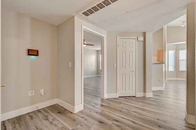 Building Photo - 10550 W Alexander Rd