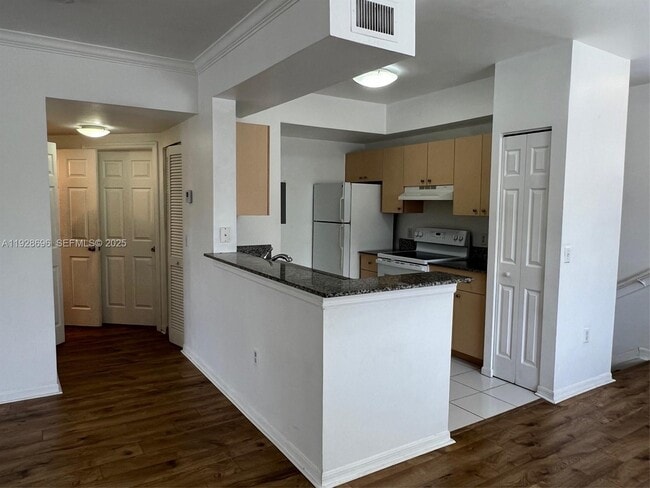 Building Photo - 2406 Centergate Dr