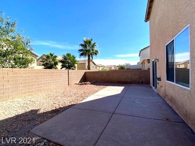 Building Photo - Gated Community! Fabulous 4 Bedrooms Plus ...