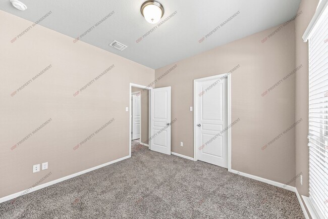 Building Photo - 3 Bedroom- 2 Bathroom in Hills of Westwood