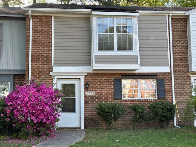 Building Photo - 1225 Fairway Terrace