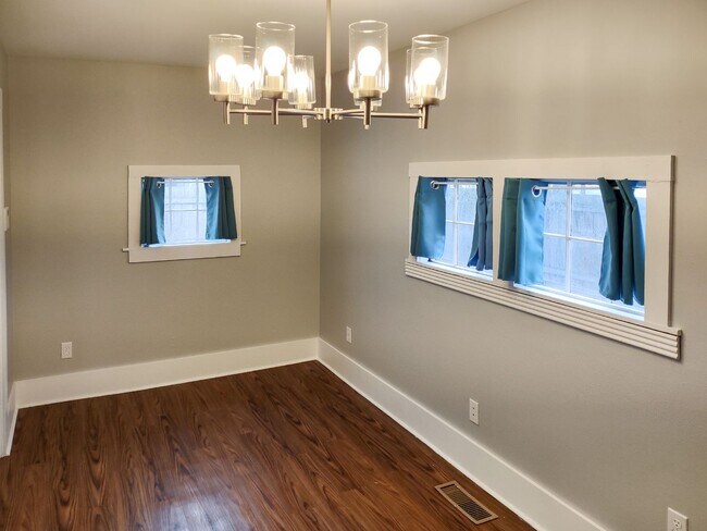 Building Photo - 506 SE 6th Ave