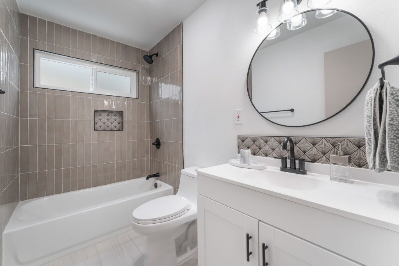 Building Photo - 1808 E St Louis Ave