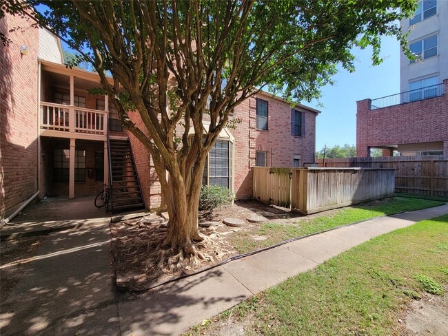 Building Photo - 2255 Braeswood Park Dr