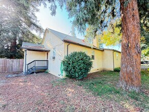 Building Photo - 3 bed /1 ba apt (tri-plex)- S.Yuba City