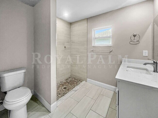 Building Photo - 4BR/2BA Home with High Ceilings, Garage & Large Kitchen Island