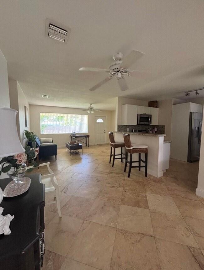 Building Photo - 927 W Royal Palm Rd