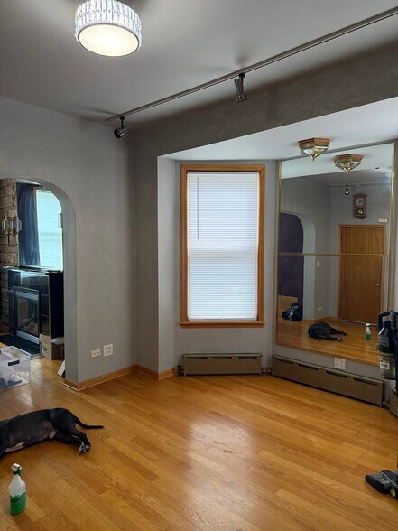 Building Photo - 840 N California Ave