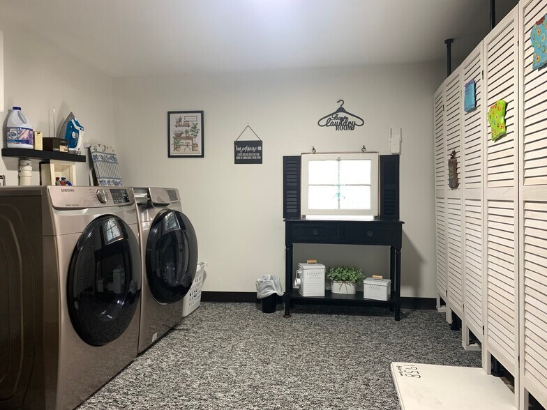 Laundry room - 19834 Hopkins Rd