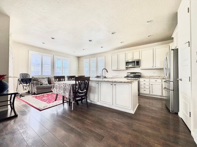 Building Photo - 3 Bed, 2.5 Bath Lakeview Home (Upper Unit) with Private Yard in Quiet Neighborhood!