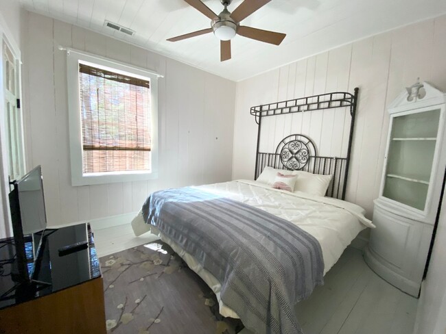 Building Photo - Looking for a lovely home that is fully furnished!