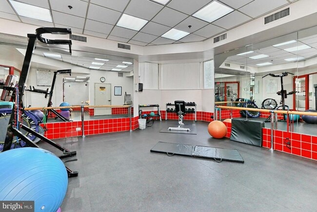 Building Photo - 2121 Jamieson Ave