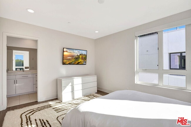 Building Photo - 1414 1/2 N Stanley Ave