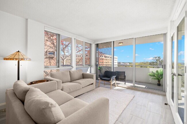 Building Photo - Charming 2-Bedroom, 1-Bathroom Fully Furnished Condo in the Heart of Downtown St. Petersburg
