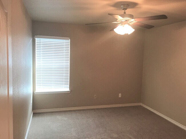 Building Photo - Beautiful 3 Bedroom, 2 Bath Duplex Near Cl...