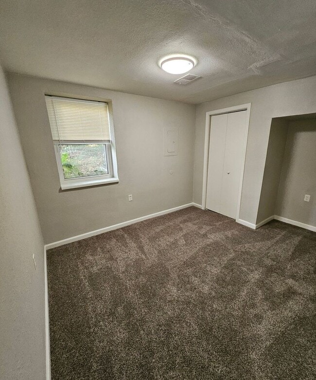 Building Photo - Modern Makeover in KCMO — Renovated, Pet-Friendly & Ready for You!