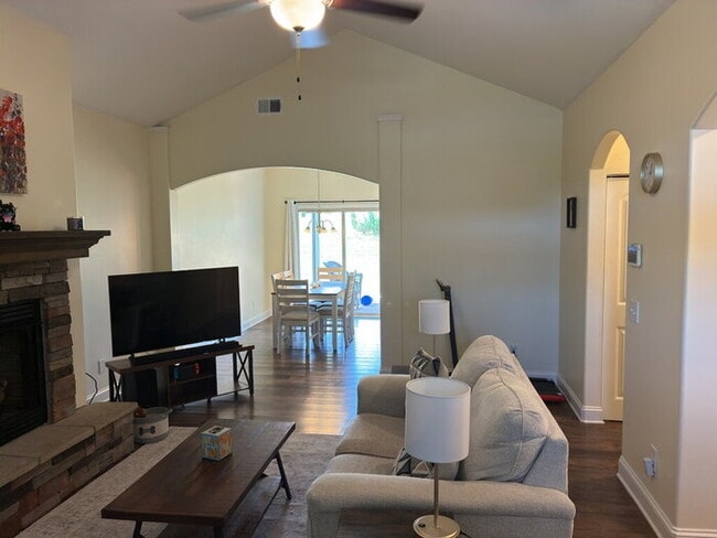 Building Photo - "Charming 3-Bedroom Home with 2 Full Baths in Greenville's Forest Ridge!"