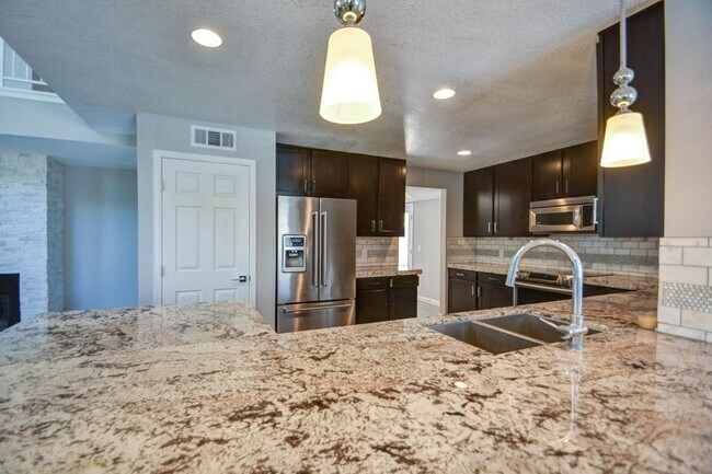 Building Photo - Offering 3 spacious bedrooms, 2.5 baths, l...