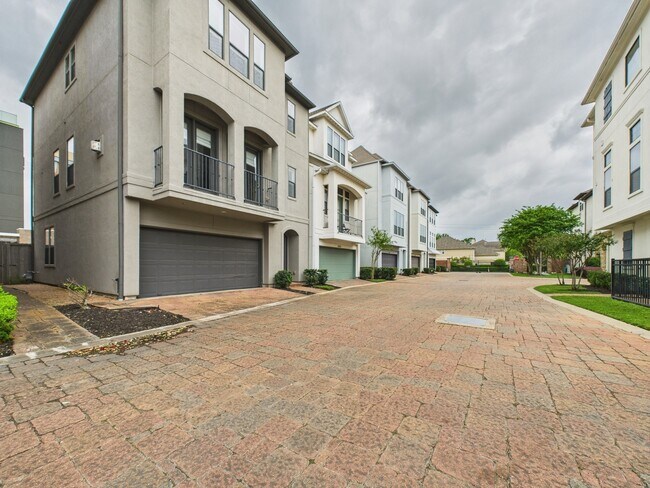 Building Photo - 11025 Sherwood Grv