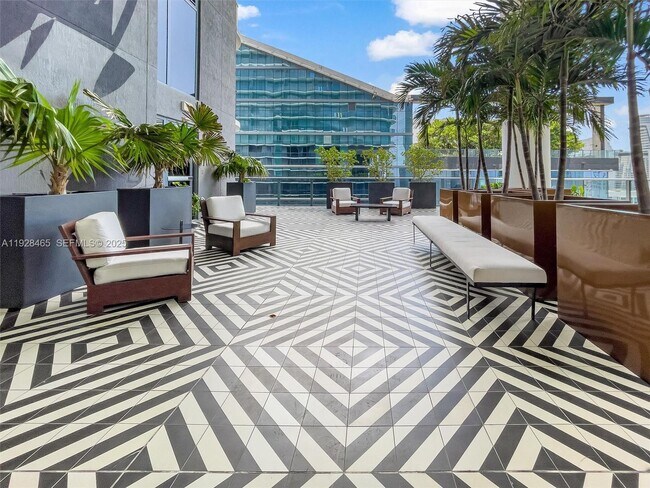 Building Photo - 801 S Miami Ave