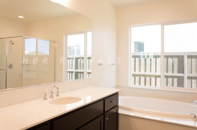 Building Photo - Ellis Neighborhood  | Spacious Single-Stor...