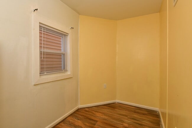 Building Photo - 208 4TH St