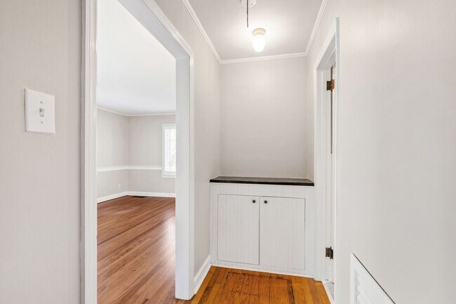 Building Photo - Charming Updated Bungalow in Raleigh’s Mordecai District!