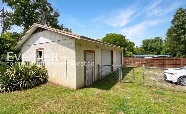 Building Photo - 3 Bed, 2 Bath Home with Modern Amenities / Pet-Friendly / Available Now!