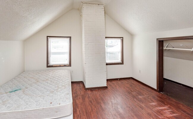 Building Photo - 213 Waugh St