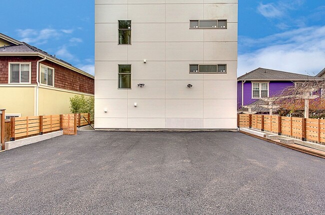 Building Photo - 1831 24th Ave