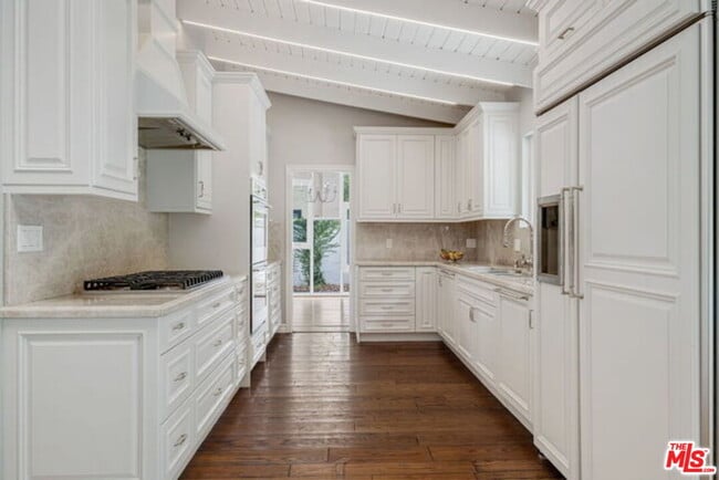 Building Photo - 1175 Las Pulgas Pl