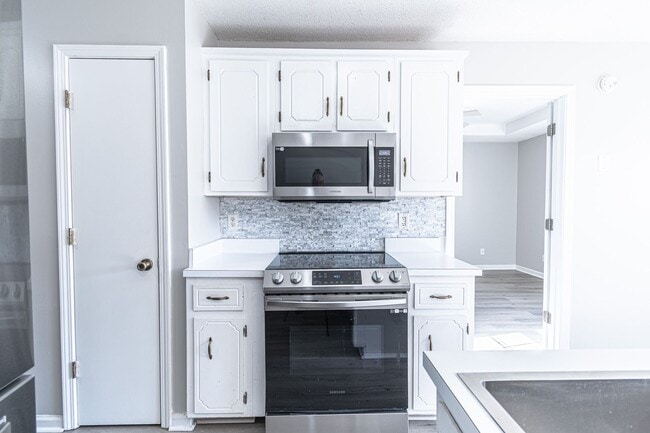 Building Photo - 815 Iris Ln